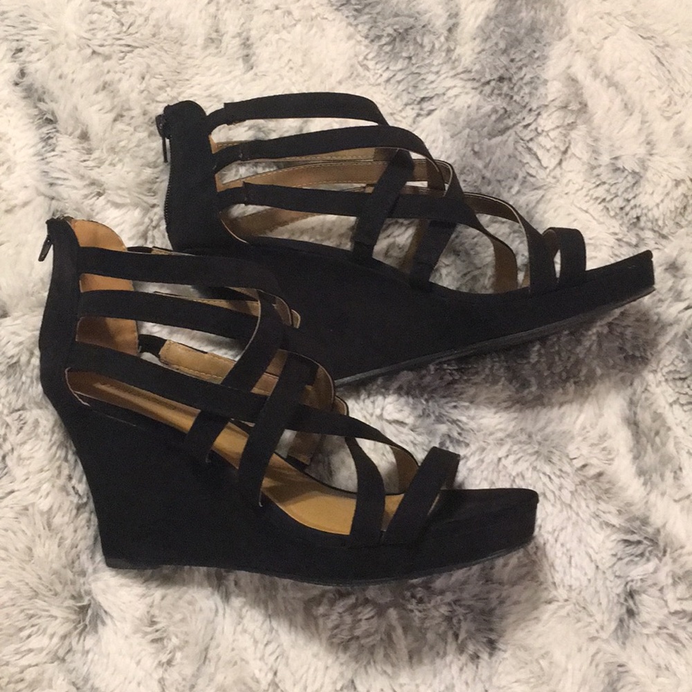 Size 11 Crisscross heel wedge 👡💕